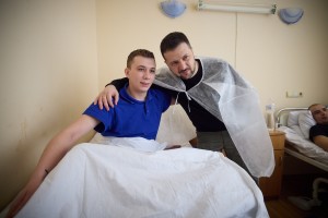 Під час робочої поїздки до Львівської області Президент України Володимир Зеленський відвідав один із госпіталів, де лікуються поранені українські захисники, які воювали, зокрема, на Бахмутському напрямку, 3 березня 2023 року
