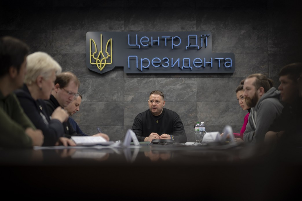 El jefe de la oficina presidencial Andriy Yermak se reunió con representantes de...