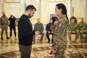 У День українського добровольця Президент Володимир Зеленський зустрівся з воїнами, які стали на захист України у складі різних бойових підрозділів. Глава держави вручив військовим та рідним загиблих захисників високі державні нагороди. Приймаючи від Президента орден Богдана Хмельницького III ступеня, молодший лейтенант медичної служби Аліна Михайлова передала Главі держави бойовий шеврон 1-го окремого механізованого батальйону «Вовки Да Вінчі» 67-ї ОМБр ДУК, яким командував загиблий Герой України, молодший лейтенант Дмитро Коцюбайло. З цим шевроном «Да Вінчі» воював і саме з ним був у момент загибелі, 14 березня 2023 року. 