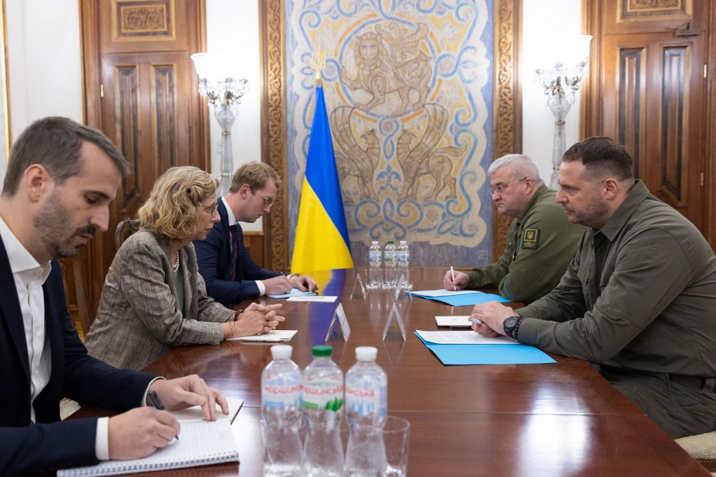 Le chef du bureau présidentiel Andriy Yermak a rencontré le directeur exécutif d...