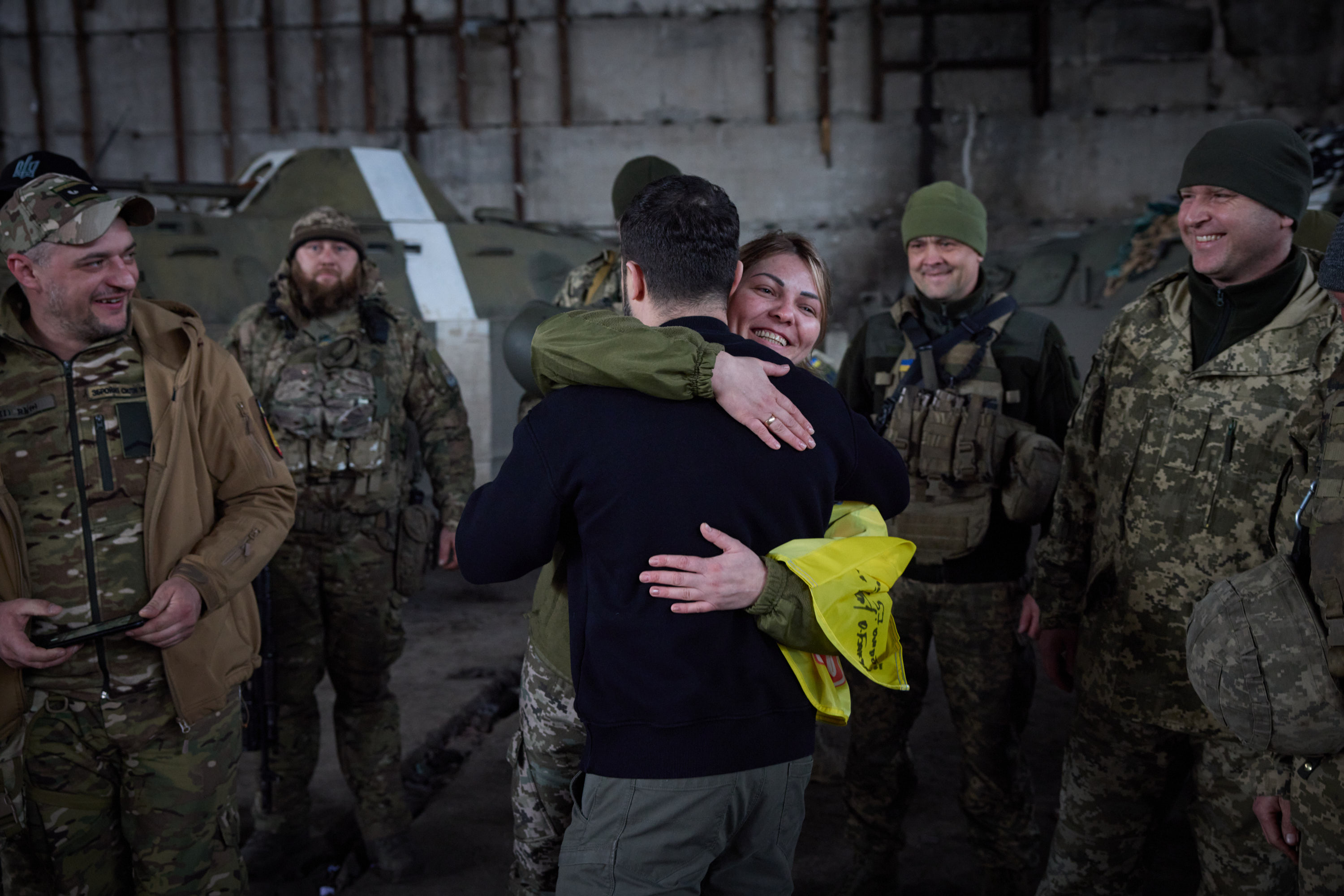 Під час робочої поїздки в Донецьку область Президент України Володимир Зеленський відвідав передові позиції українських військових на Бахмутському напрямку. Президент поспілкувався з військовослужбовцями та вручив державні нагороди, 22 березня 2023 року.
