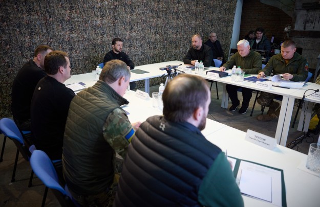 Президент провів нараду щодо ситуації на Харківщині та нагородив українських військових