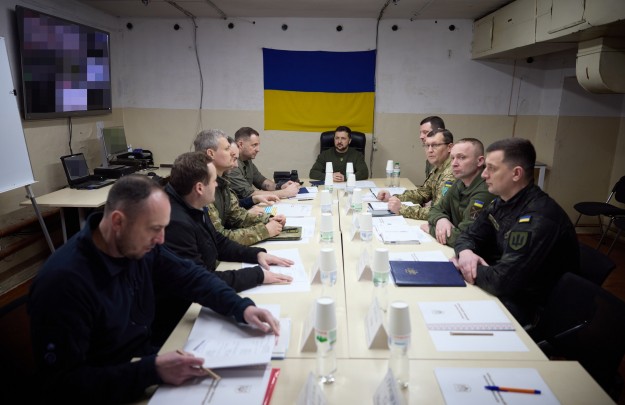 Volodymyr Zelenskyy held a meeting regarding the situation in the Kherson region and awarded Ukrainian defenders