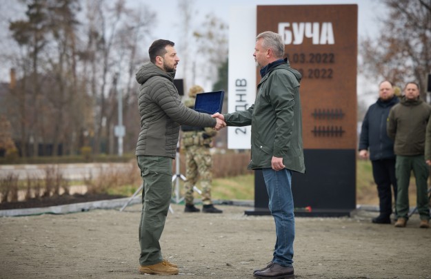 Президент України взяв участь у піднятті Державного прапора на відновленому флагштоку в Бучі, вручив почесну відзнаку міста-героя та державні нагороди