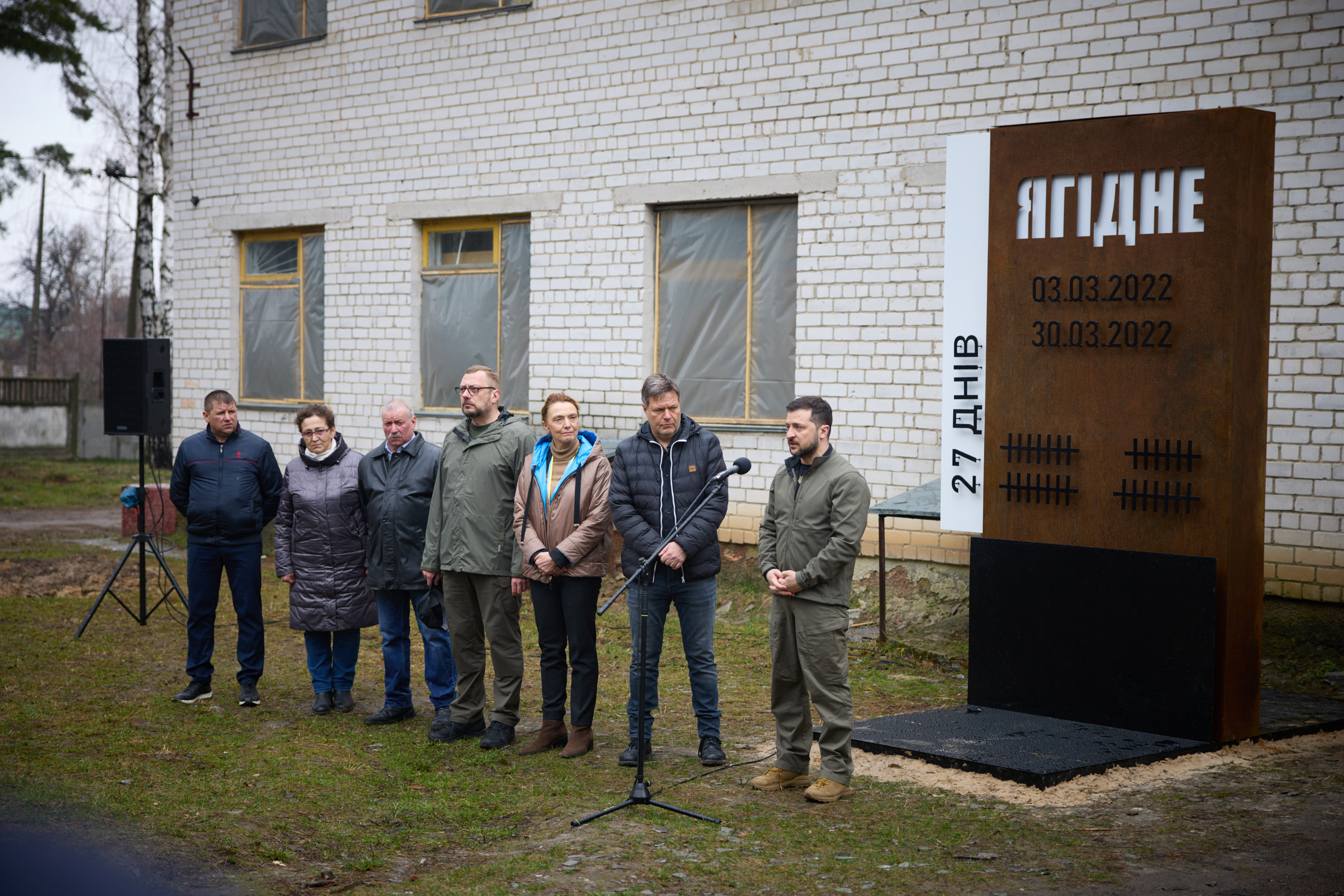 Під час робочої поїздки в Чернігівську область Президент України Володимир Зеленський разом із віце-канцлером, міністром економіки та захисту клімату Німеччини Робертом Габеком і Генеральним секретарем Ради Європи Марією Пейчинович-Бурич оглянули наслідки окупації російськими військами села Ягідного та скоєних ними воєнних злочинів, 3 квітня 2023 року