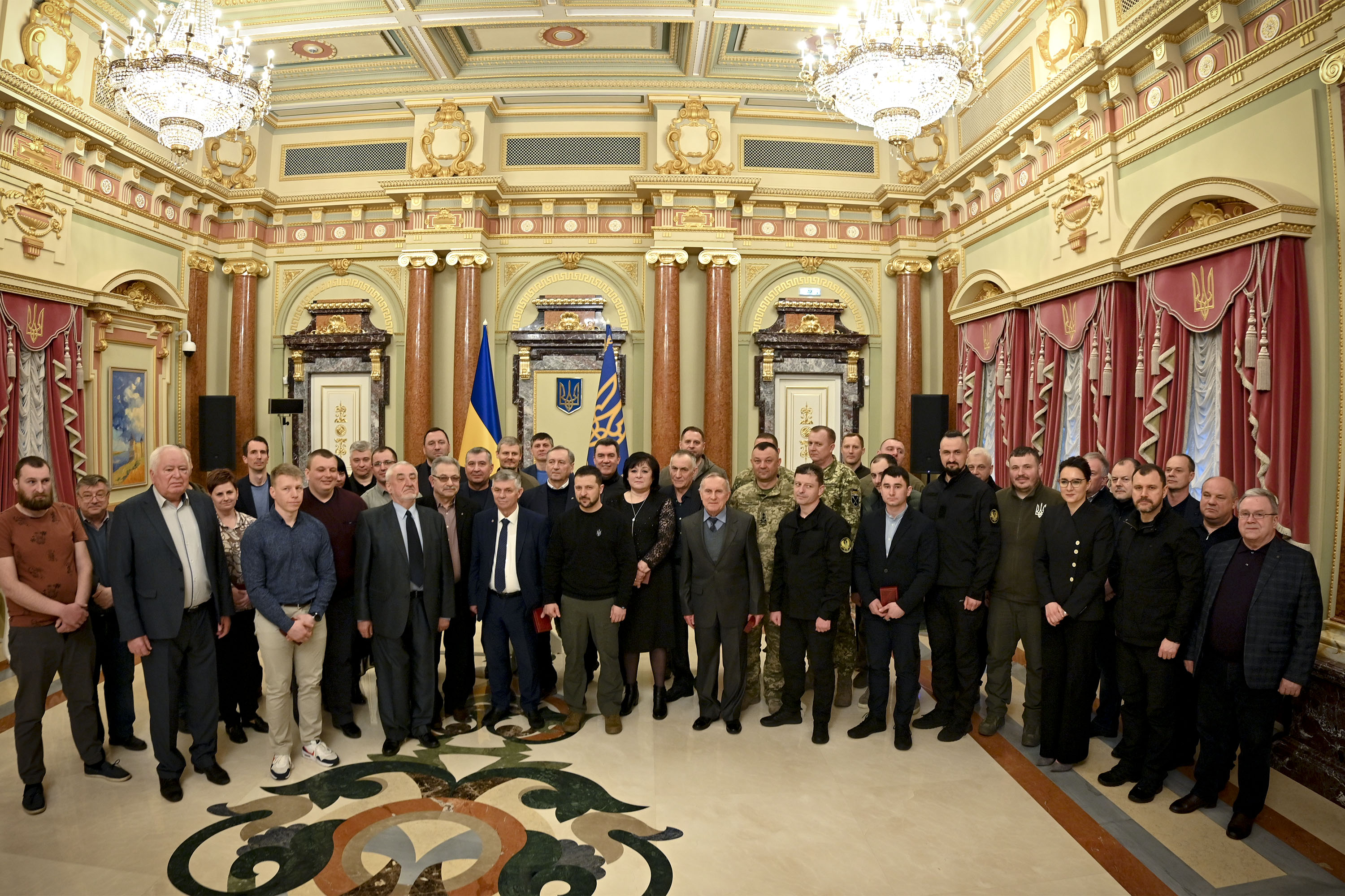 Президент Володимир Зеленський започаткував в Україні День працівника оборонно-промислового комплексу, який відзначатиметься щороку 13 квітня, та вручив державні нагороди представникам вітчизняного ОПК, 13 квітня 2023 року.