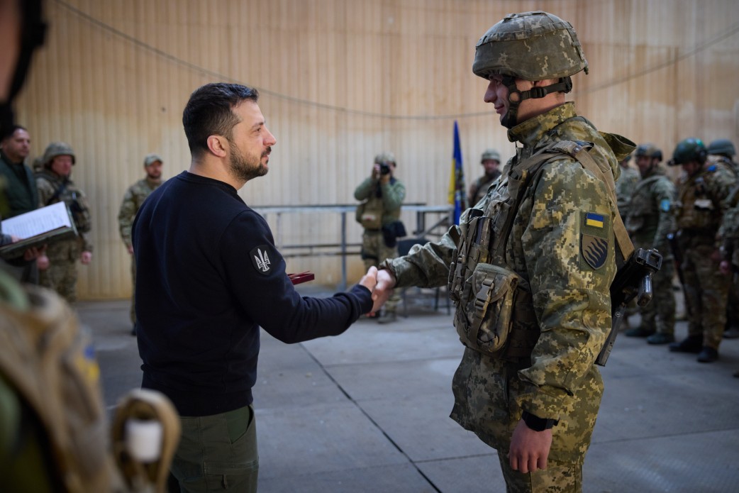 Глава держави відвідав передові позиції українських захисників на Донеччині