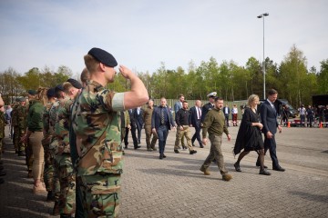 At the Dutch Air Force base, Volodymyr Zelenskyy met with the Ukrainian military and observed the samples of weapons being transferred to Ukraine