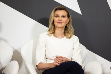 Олена Зеленська відвідала виставку робіт українських художників «Ти як?» в Українському домі