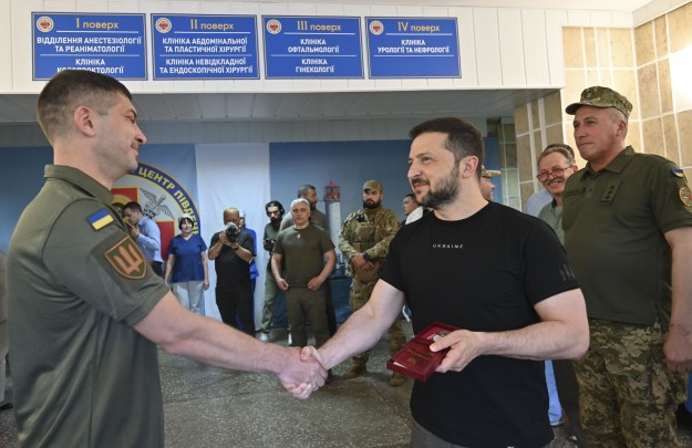 In Odesa region, the Head of State visited wounded defenders of Ukraine in the hospital and presented state awards to the military and medical personnel