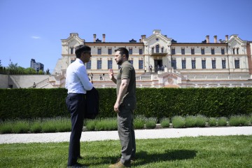 Volodymyr Zelenskyy met with Rishi Sunak in Moldova