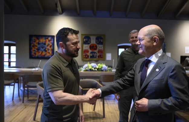Volodymyr Zelenskyy met with Olaf Scholz in the framework of the European Political Community Summit