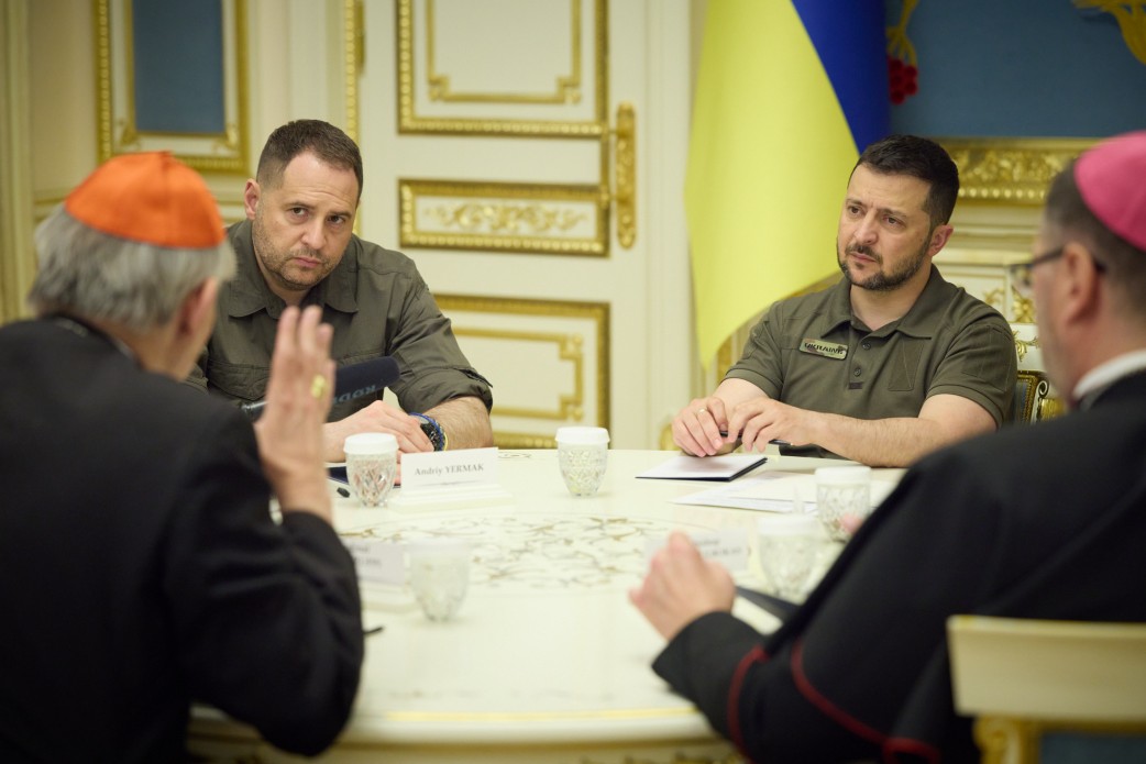 Zelenski y Zuppi, durante la reunión