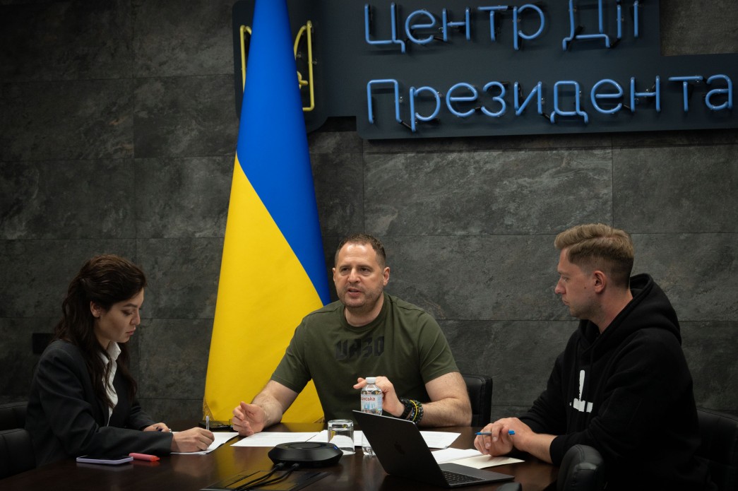 El jefe de la oficina presidencial Andriy Yermak celebró una reunión en un modo ...