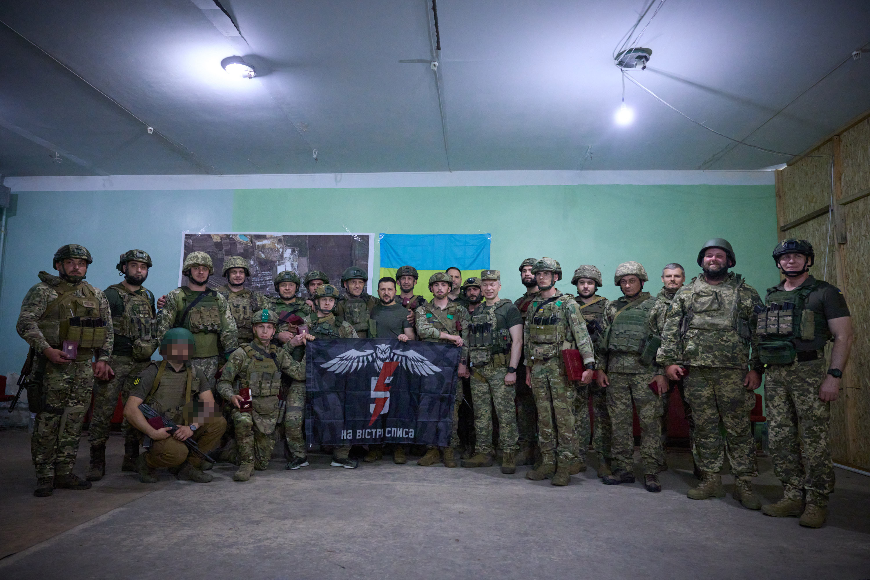 Під час робочої поїздки на Донеччину Президент України Володимир Зеленський відвідав підрозділи ЗСУ оперативно-стратегічного угруповання військ «Хортиця», які відзначились у важких боях на Бахмутському напрямку, 26 червня 2023 року.