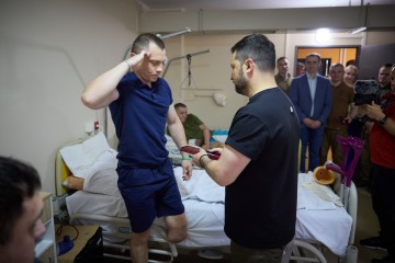 В Івано-Франківську Президент відвідав реабілітаційний центр і нагородив українських захисників 