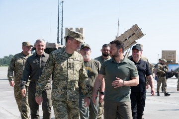 У День Повітряних сил Володимир Зеленський оглянув зразки зброї та військової техніки українських захисників неба та поспілкувався з воїнами