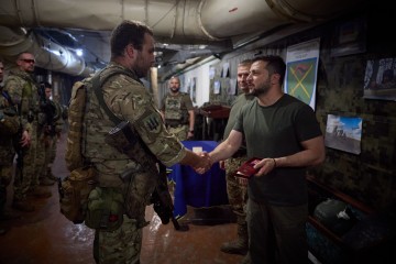 На Донеччині Володимир Зеленський побував в основному командному пункті ОТУ «Соледар» і нагородив захисників України 