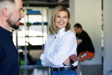 Олена Зеленська відвідала реабілітаційний центр для українських військових та їхніх родин у Карпатах, організований за її ініціативою