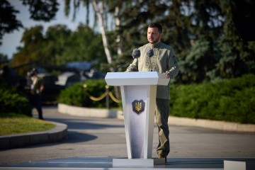 Український прапор є джерелом волі й незламності всіх воїнів, які борються за нашу землю – Президент на церемонії підняття Державного прапора 