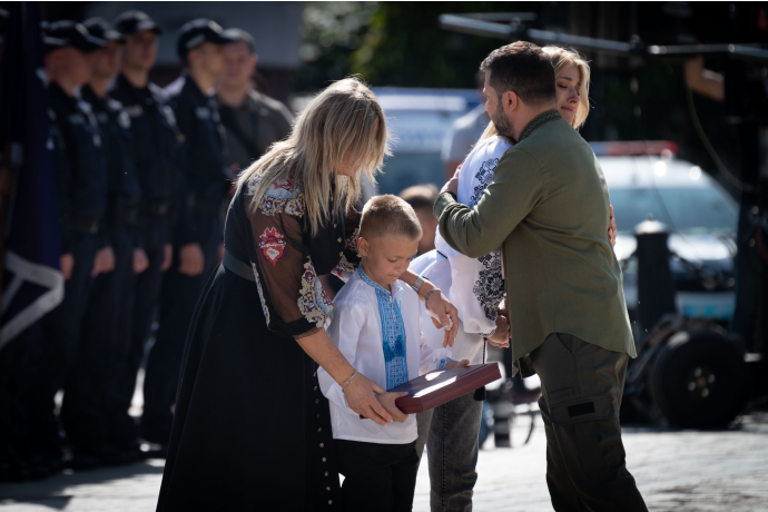 On Independence Day of Ukraine, Volodymyr Zelenskyy presented military ...