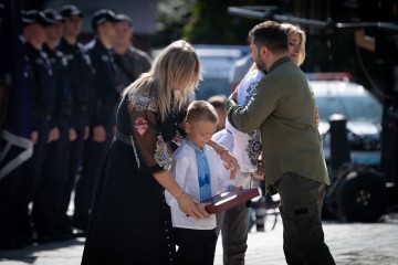 З нагоди Дня Незалежності України Володимир Зеленський вручив державні нагороди, відзнаки та бойові прапори військовим частинам