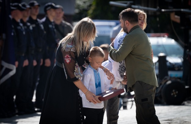 По случаю Дня Независимости Украины Владимир Зеленский вручил государственные награды, знаки отличия и боевые знамена воинским частям