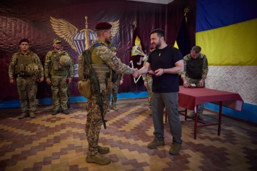 Володимир Зеленський відвідав бойові бригади, які беруть участь у відбитті російської агресії на Запорізькому напрямку