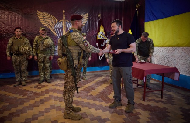 Володимир Зеленський відвідав бойові бригади, які беруть участь у відбитті російської агресії на Запорізькому напрямку