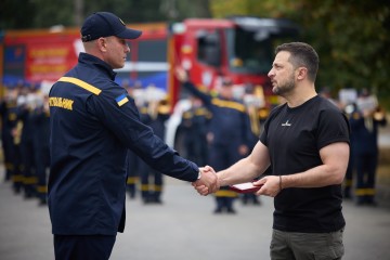 Українські рятівники щодня демонструють нашій країні та людям незламність і самовідданість – Президент