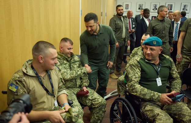 В Нью-Йорке Президент посетил клинику, где лечатся украинские военные, и наградил защитников