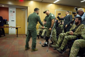 У Нью-Йорку Президент України Володимир Зеленський відвідав клініку Staten Island University Hospital, де проходять лікування та реабілітацію поранені українські військовослужбовці. Володимир Зеленський поспілкувався з військовослужбовцями та побажав їм одужання. Президент нагородив захисників орденами, 19 вересня 2023 року. 
