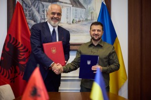На полях 78-ї сесії Генеральної Асамблеї ООН у Нью-Йорку Президент України Володимир Зеленський зустрівся з Прем’єр-міністром Республіки Албанія Еді Рамою. Під час переговорів лідери підписали Спільну декларацію про підтримку євроатлантичної інтеграції України, 20 вересня 2023 року.  