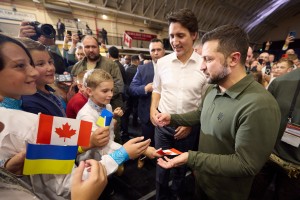 У межах робочого візиту до Канади Президент України Володимир Зеленський і перша леді Олена Зеленська спільно з Прем’єр-міністром країни Джастіном Трюдо зустрілися з канадськими парламентарями, представниками політичних, ділових та експертних кіл, академічної спільноти та української громади, 22 вересня 2023 року. 