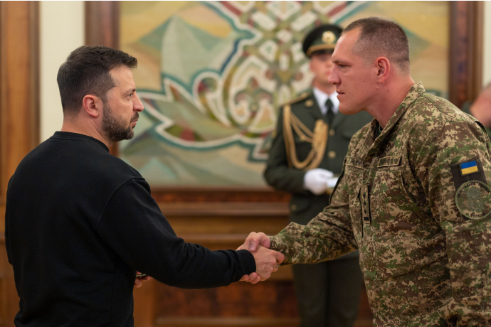 Volodymyr Zelenskyy presented shoulder boards to Ukrainian