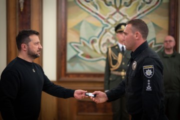 Вручення Главою держави погонів військовослужбовцям сил оборони та правоохоронних органів України