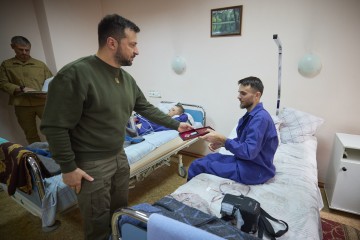 В Одесі Президент відвідав військовий госпіталь і нагородив захисників України та медиків