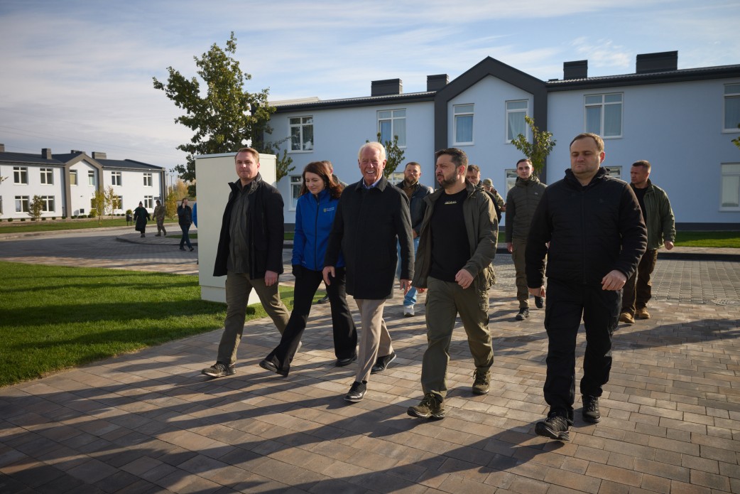 На Київщині Володимир Зеленський оглянув будівництво житла для людей, які втратили свої домівки через війну