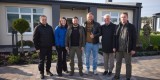 Під час робочої поїздки до Київської області Президент України Володимир Зеленський ознайомився з перебігом будівництва житла для людей, постраждалих від російського вторгнення, що зводиться в селі Тарасівка за кошти благодійників. Глава держави відвідав «Містечко Хансена», яке будує компанія Wasatch Group у партнерстві з благодійною організацією To Ukraine with love. Президент разом із засновником Wasatch Group Деллом Лой Хансеном та директором To Ukraine with love Світланою Міллер пройшлися містечком, оглянули кілька квартир, 19 жовтня 2023 року.
