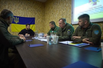 У Херсоні Президент провів нараду з військовим командуванням щодо ситуації на ключових напрямках бойових дій