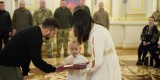 Президент Володимир Зеленський вручив ордени «Золота Зірка» рідним військовослужбовців Збройних Сил України та Служби безпеки України, які удостоєні звання Героя України посмертно. Вручення відбулося в Білій залі Героїв України Маріїнського палацу в Києві, 27 жовтня 2023 року. 
