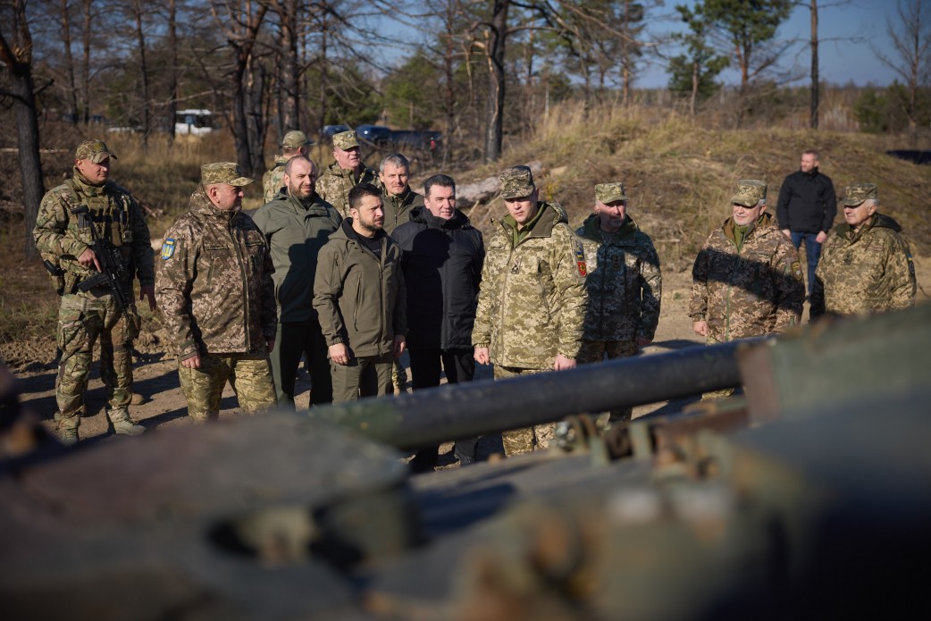 Президент України відвідав один із центрів підготовки підрозділів ракетних військ і артилерії та ознайомився з новітніми зразками артилерійського й інженерного озброєння