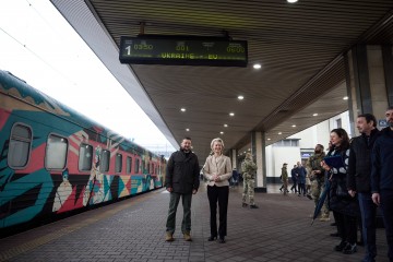 The President of Ukraine, together with the President of the European Commission, greet Ukrainian railway workers on their professional holiday