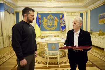 Володимир Зеленський зустрівся з лідером кримськотатарського народу Мустафою Джемілєвим і присвоїв йому звання Героя України 