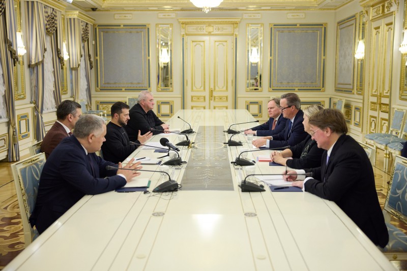 Новопризначений міністр закордонних справ експрем’єр-міністр Британії Камерон прибув у Києв (ФОТО) 5 Новопризначений міністр закордонних справ експрем’єр-міністр Британії Камерон прибув у Києв (ФОТО) 4
