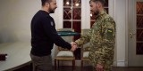  Під час робочої поїздки до Херсонської області Президент України Володимир Зеленський провів нараду щодо оперативної ситуації в регіоні та перебігу бойових дій на лівобережжі, 29 листопада 2023 року. 