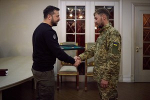  Під час робочої поїздки до Херсонської області Президент України Володимир Зеленський провів нараду щодо оперативної ситуації в регіоні та перебігу бойових дій на лівобережжі, 29 листопада 2023 року. 
