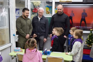 У межах робочої поїздки до Харківської області Президент України Володимир Зеленський ознайомився з організацією навчання школярів на станції Харківського метрополітену «Університет», 30 листопада 2023 року. 