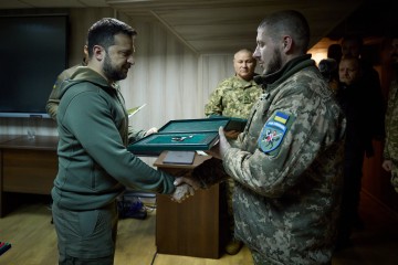 Volodymyr Zelenskyy met with the command of the Tavria operational and strategic grouping of troops and presented state awards