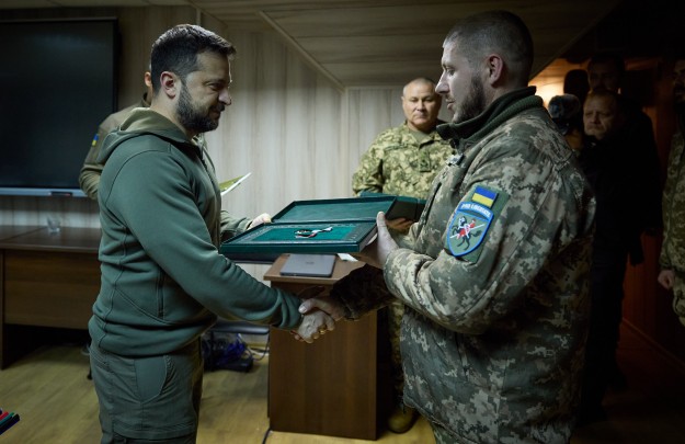 Володимир Зеленський зустрівся з командуванням ОСУВ «Таврія» і вручив державні нагороди
